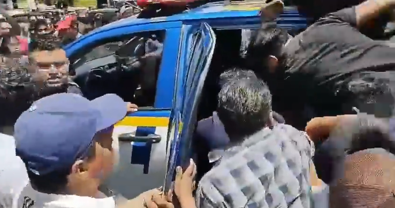Momento que pobladores de Sacapulas arrebatan a la PNC a los dos presuntos asesinos de una mujer en la localidad. (Foto Prensa Libre: captura de pantalla).