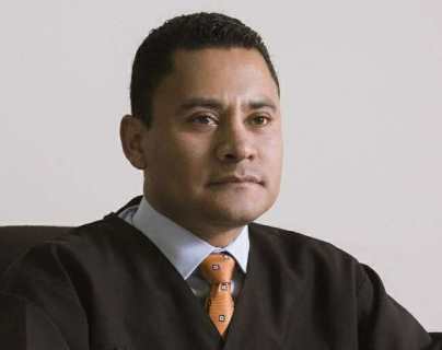 Giran orden de captura contra el exjuez Carlos Ruano, quien denunció a la magistrada Blanca Stalling y que salió al exilio