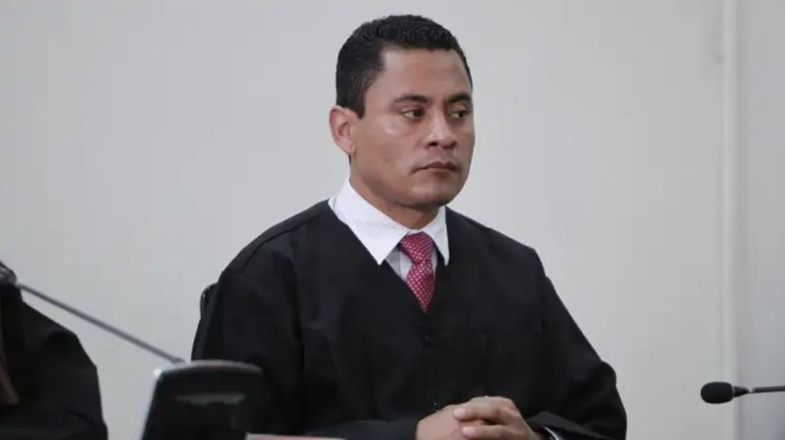 Exjuez Carlos Ruano, quien denunció a la magistrada Blanca Stalling, sale al exilio tras denunciar persecución política