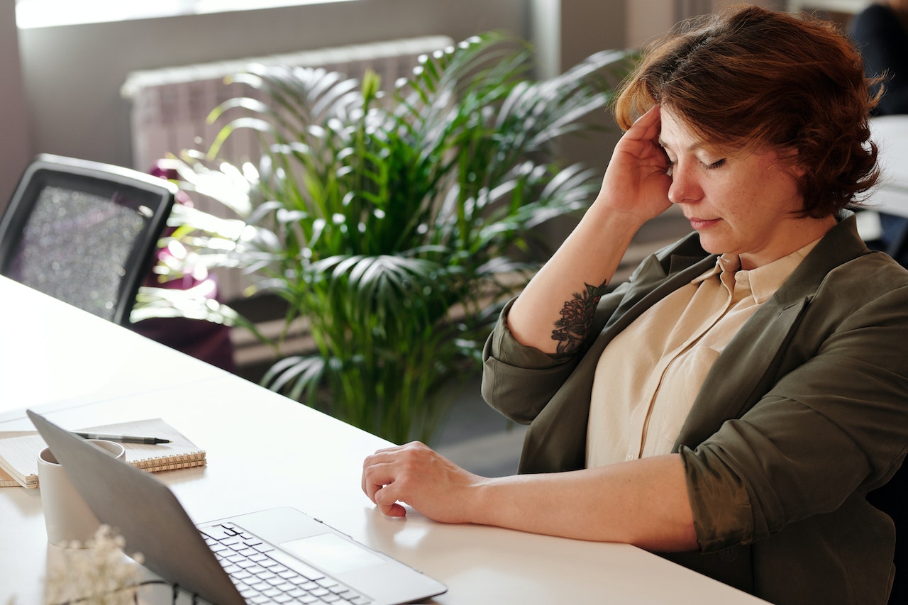 Cefalea tensional: qué es el dolor de cabeza por tensión, sus síntomas y tratamientos