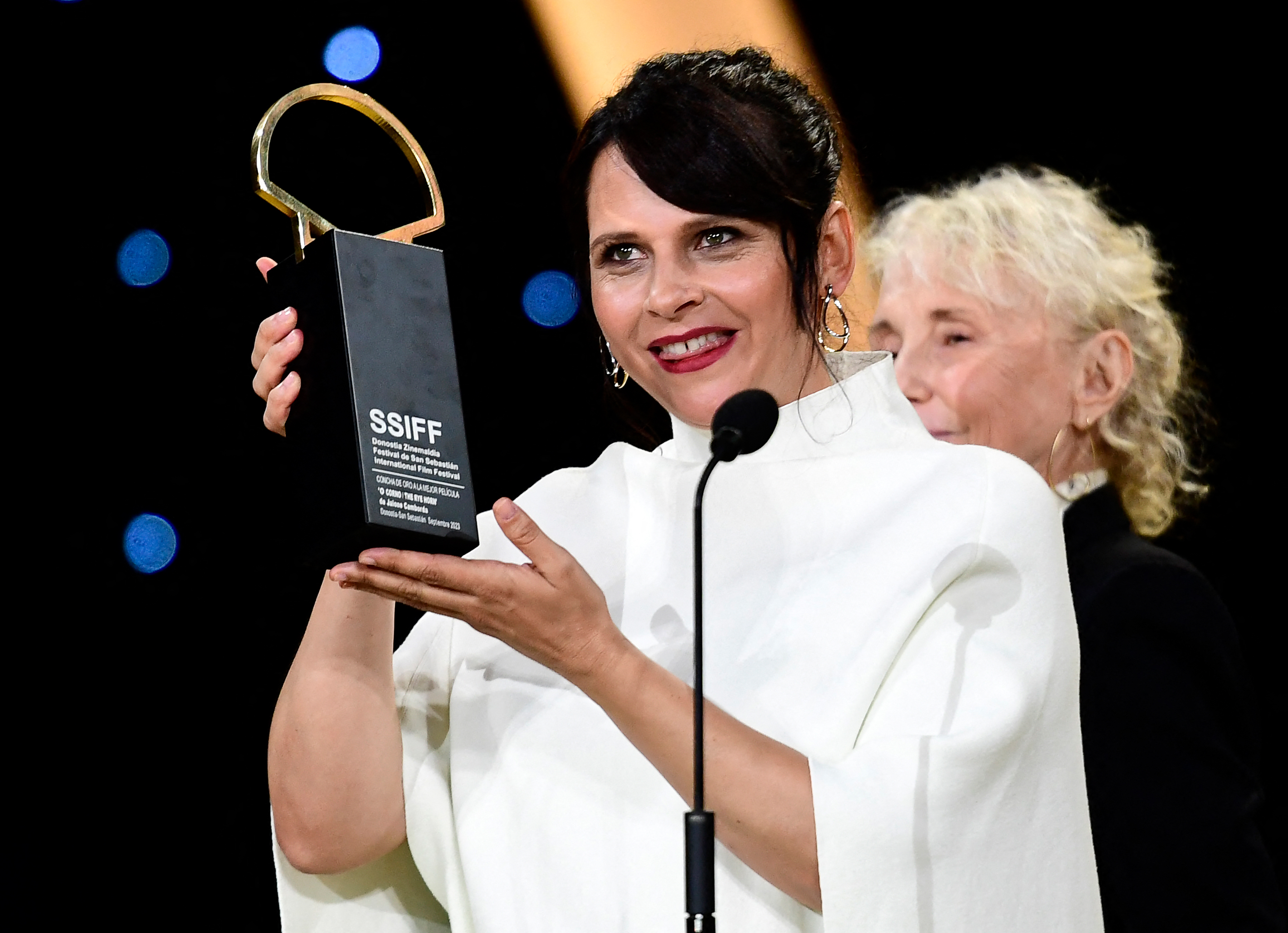 La directora española Jaione Camborda recibe la "Concha de Oro" a la mejor película por "O corno" durante la ceremonia de clausura de la 71 edición del Festival de Cine de San Sebastián. (Foto Prensa Libre: ANDER GILLENEA / AFP)