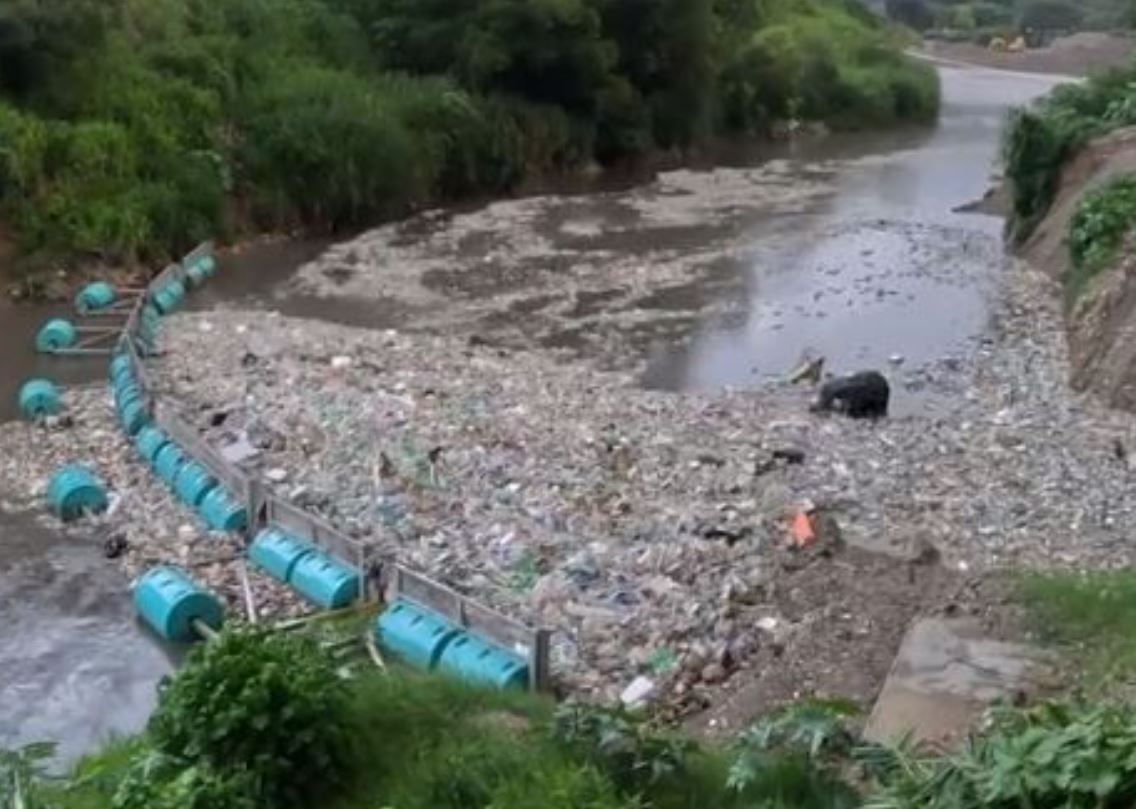 Proyecto de The Ocean Cleanup detiene grandes cantidades de basura en el río Las Vacas.  (Foto Prensa Libre: Captura de video de The Ocean Cleanup) 