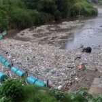 Proyecto de The Ocean Cleanup detiene grandes cantidades de basura en el río Las Vacas.  (Foto Prensa Libre: Captura de video de The Ocean Cleanup) 