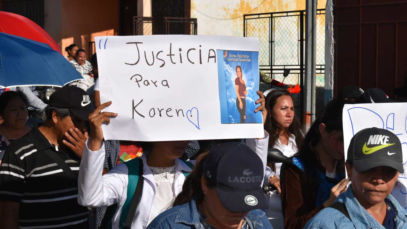En Zacapa demandan justicia por el crimen en contra de Karen Patricia Mayorga Zacarías, de 20 años. El hecho ocurrió el 14 de septiembre, la estrangularon. Dos días después la sepultaron en el cementerio municipal zacapaneco. (Foto Prensa Libre: Mayra Sosa).