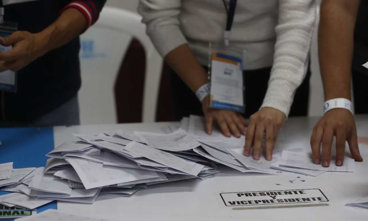 Conteo de votos en las elecciones de la segunda vuelta electoral del 20 de agosto 2023. (Foto Prensa Libre: Erick Ávila) 