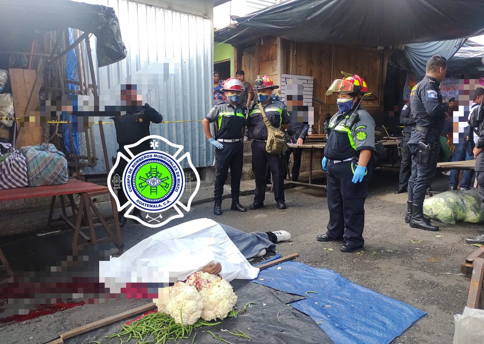 Carlos Enrique Ajín Reynoso, de 25 años, murió baleado dentro del mercado de El Milagro, zona 6 de Mixco, este 6 de septiembre. (Foto Prensa Libre: Bomberos Municipales Mixco).