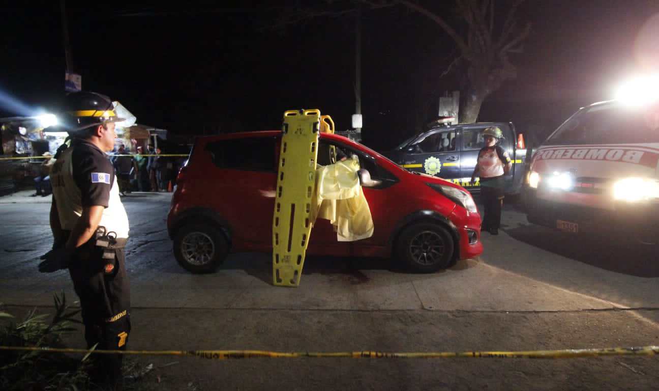 Desconocidos ultimaron a balazos a un hombre y una mujer que viajaban en un vehículo en la aldea Santa Rita, San José Pinula. (Foto Prensa Libre: CVB)