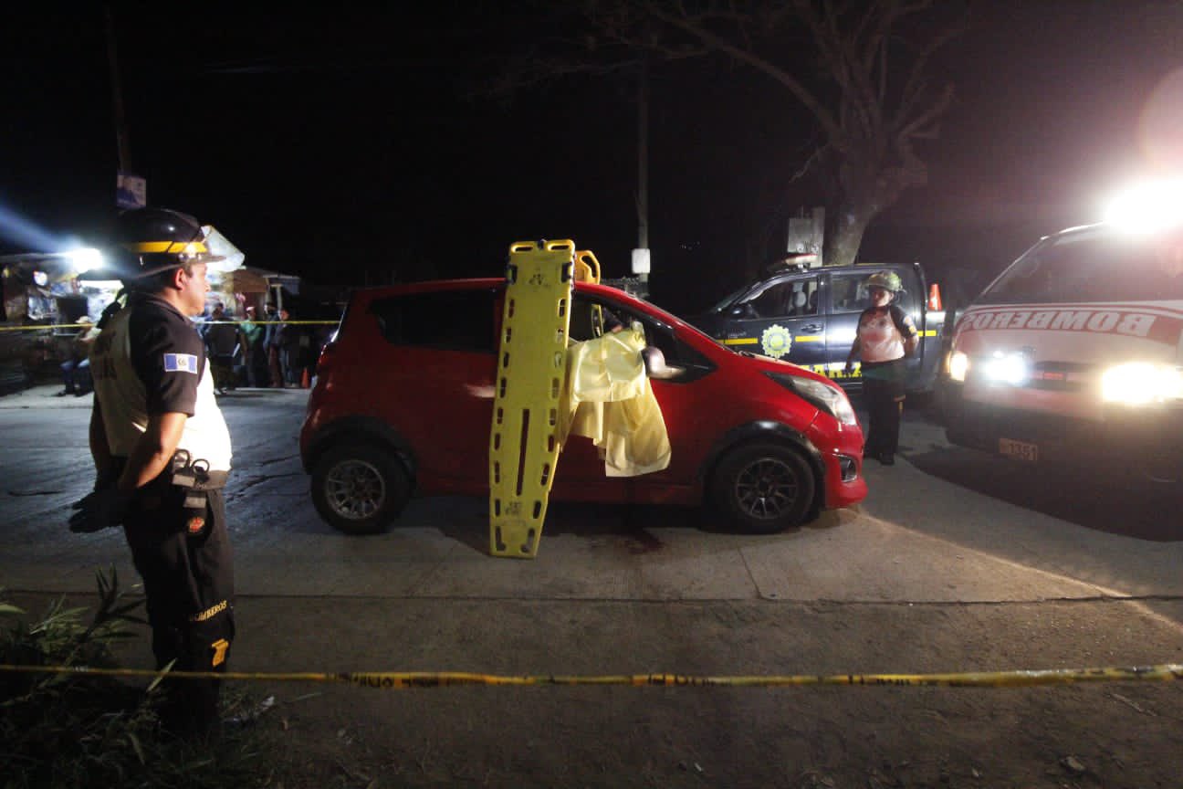 Desconocidos ultimaron a balazos a un hombre y una mujer que viajaban en un vehículo en la aldea Santa Rita, San José Pinula. (Foto Prensa Libre: CVB)