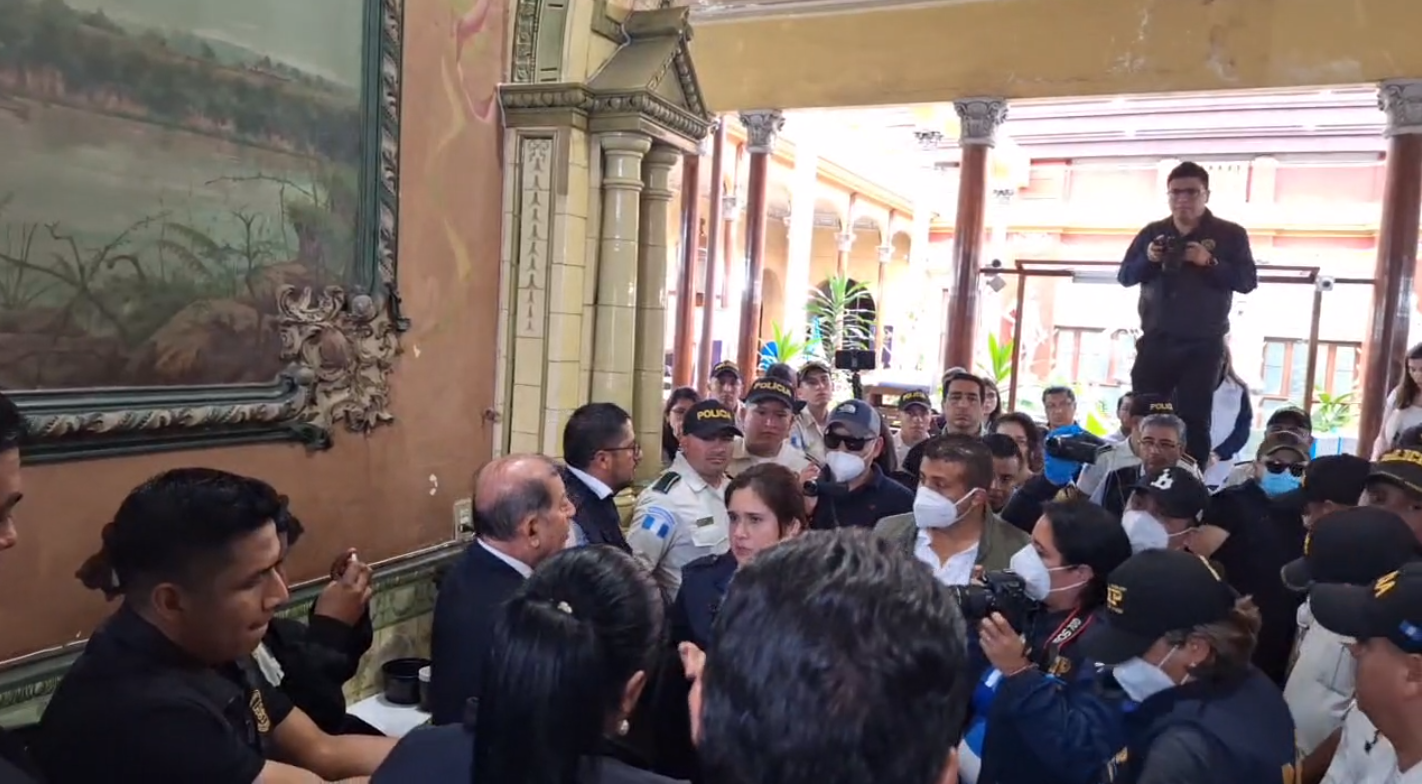 Fotos: Empujones, reclamos y cadena humana de magistrados, así fue la sustracción de actas electorales en el allanamiento en el TSE'