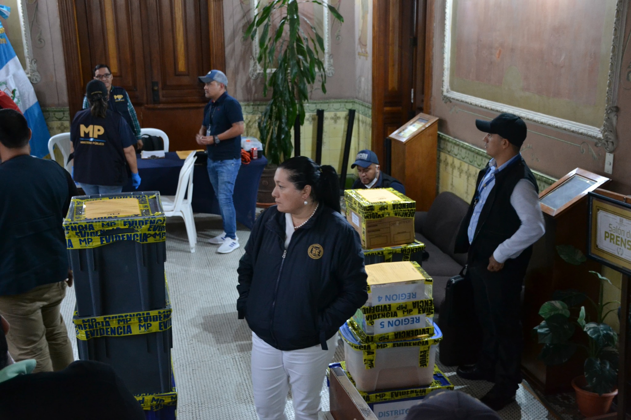 Fotos: Empujones, reclamos y cadena humana de magistrados, así fue la sustracción de actas electorales en el allanamiento en el TSE'