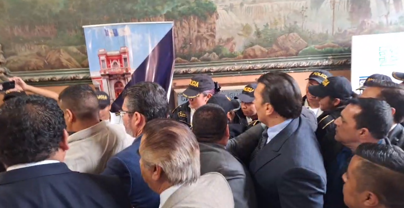 Fotos: Empujones, reclamos y cadena humana de magistrados, así fue la sustracción de actas electorales en el allanamiento en el TSE'