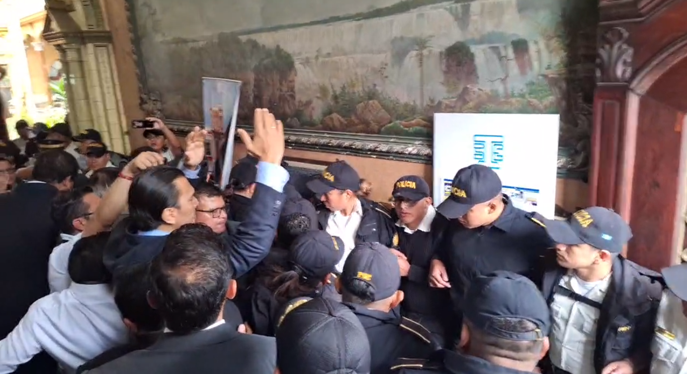 Fotos: Empujones, reclamos y cadena humana de magistrados, así fue la sustracción de actas electorales en el allanamiento en el TSE'