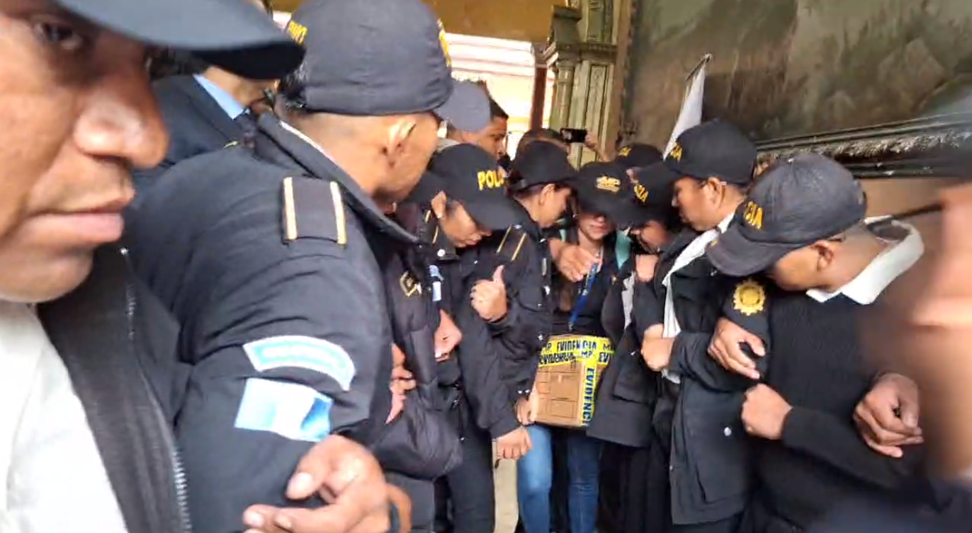 Fotos: Empujones, reclamos y cadena humana de magistrados, así fue la sustracción de actas electorales en el allanamiento en el TSE'