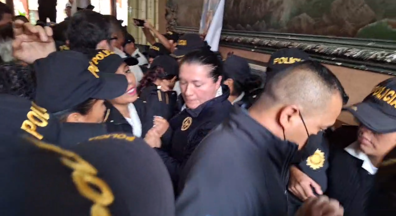 Fotos: Empujones, reclamos y cadena humana de magistrados, así fue la sustracción de actas electorales en el allanamiento en el TSE'