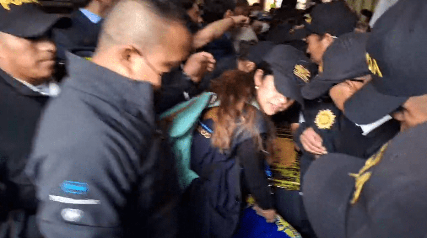 Fotos: Empujones, reclamos y cadena humana de magistrados, así fue la sustracción de actas electorales en el allanamiento en el TSE'