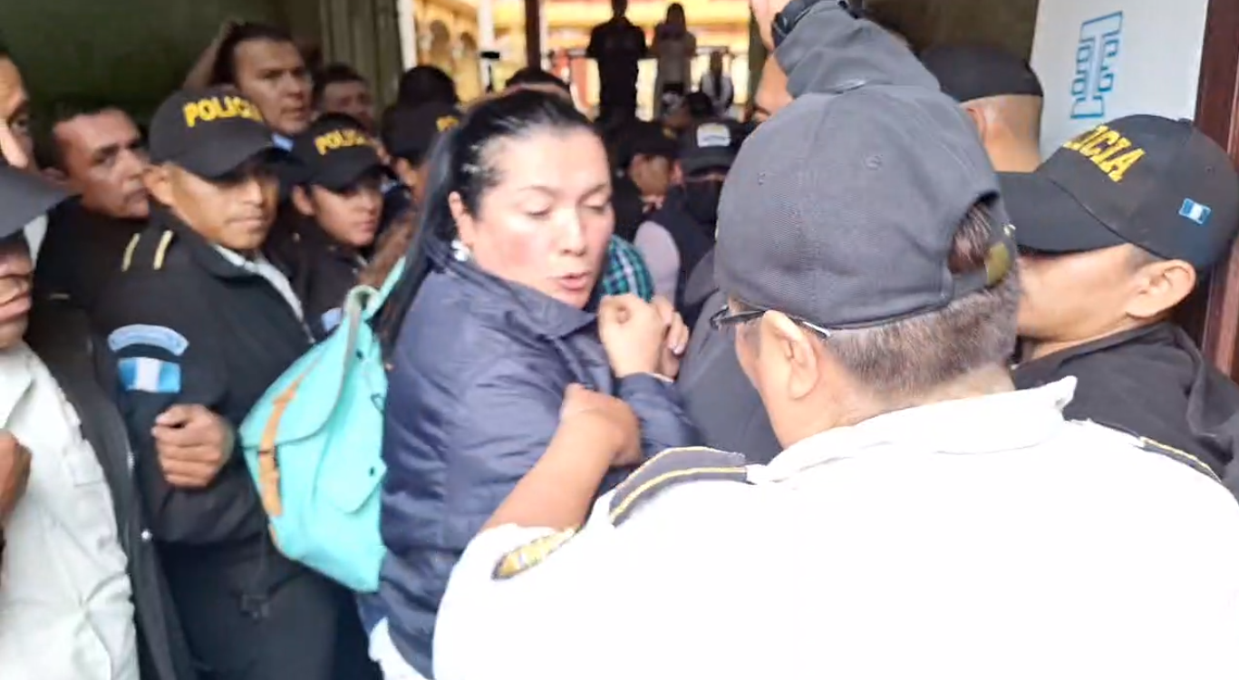 Fotos: Empujones, reclamos y cadena humana de magistrados, así fue la sustracción de actas electorales en el allanamiento en el TSE'