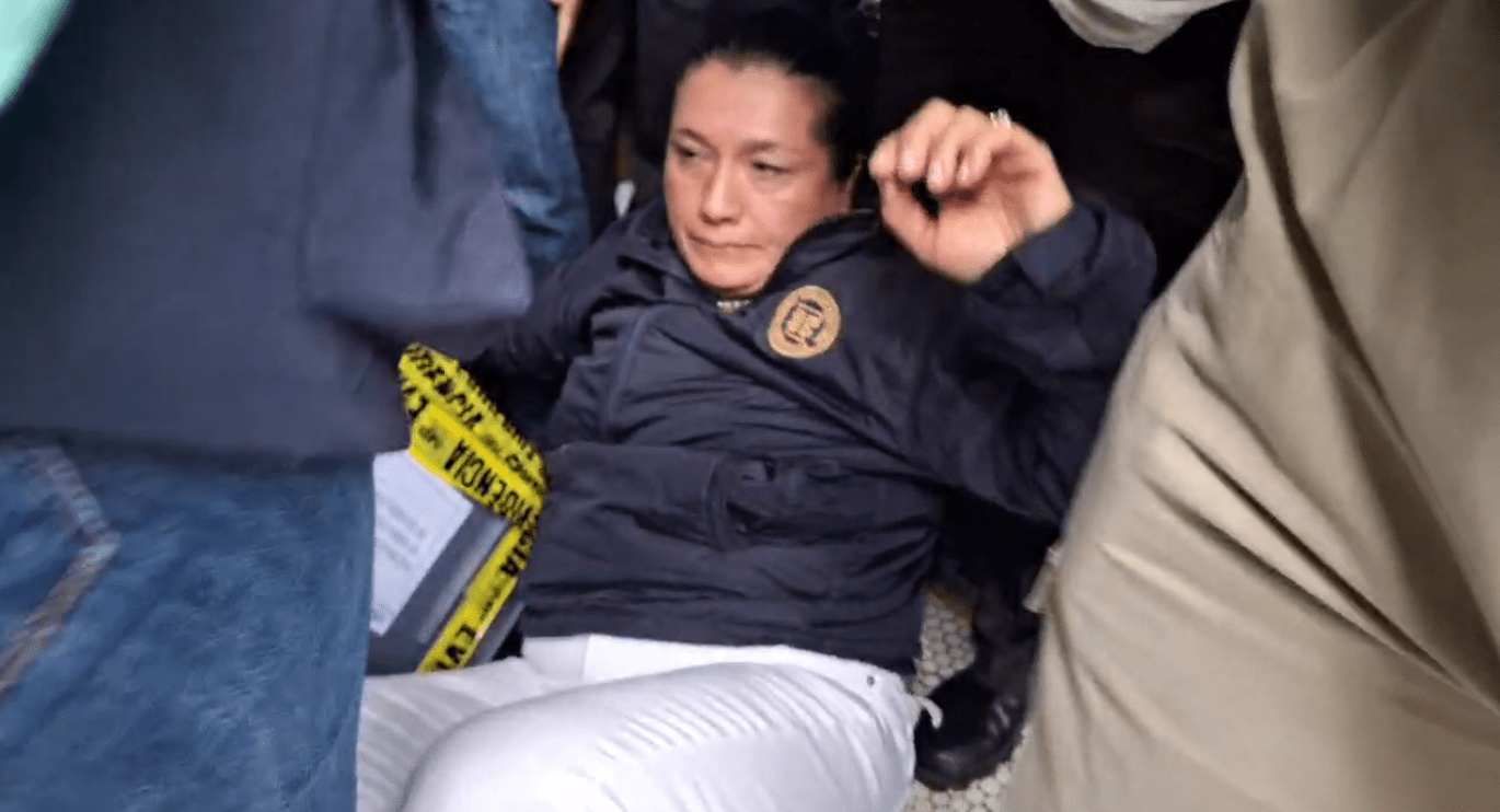Fotos: Empujones, reclamos y cadena humana de magistrados, así fue la sustracción de actas electorales en el allanamiento en el TSE'