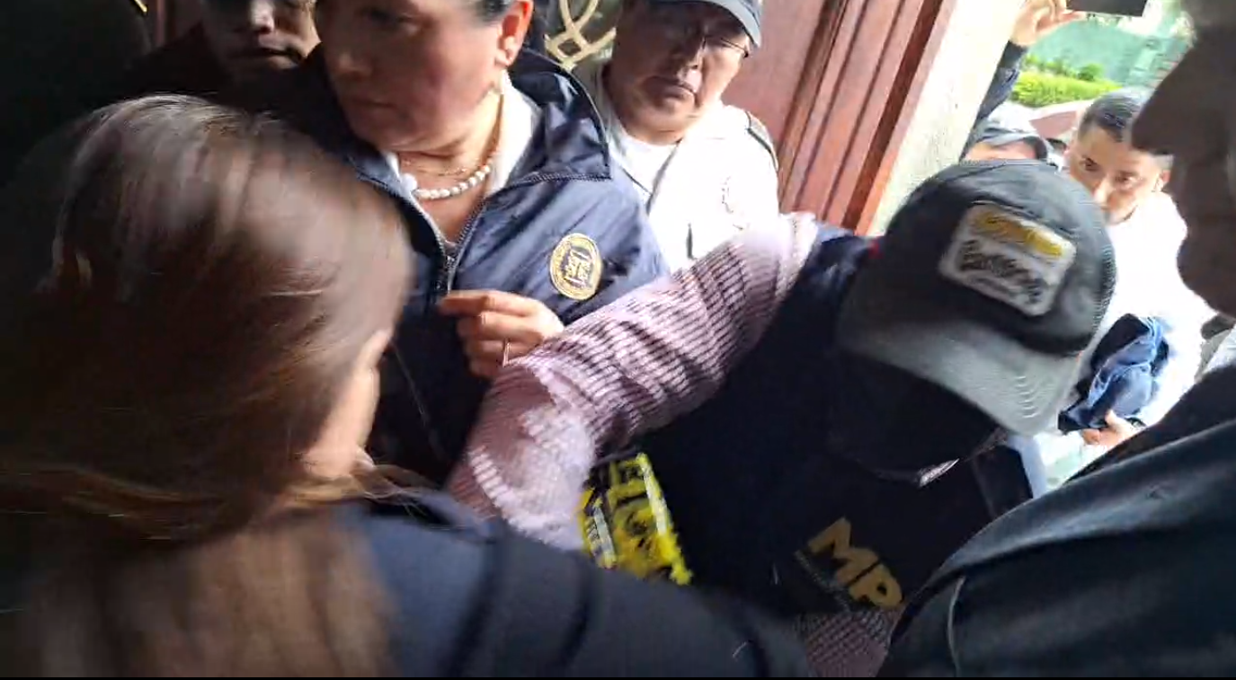 Fotos: Empujones, reclamos y cadena humana de magistrados, así fue la sustracción de actas electorales en el allanamiento en el TSE'