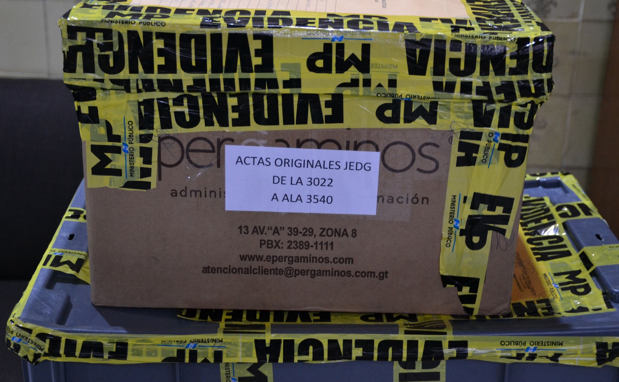Fotos: Empujones, reclamos y cadena humana de magistrados, así fue la sustracción de actas electorales en el allanamiento en el TSE'