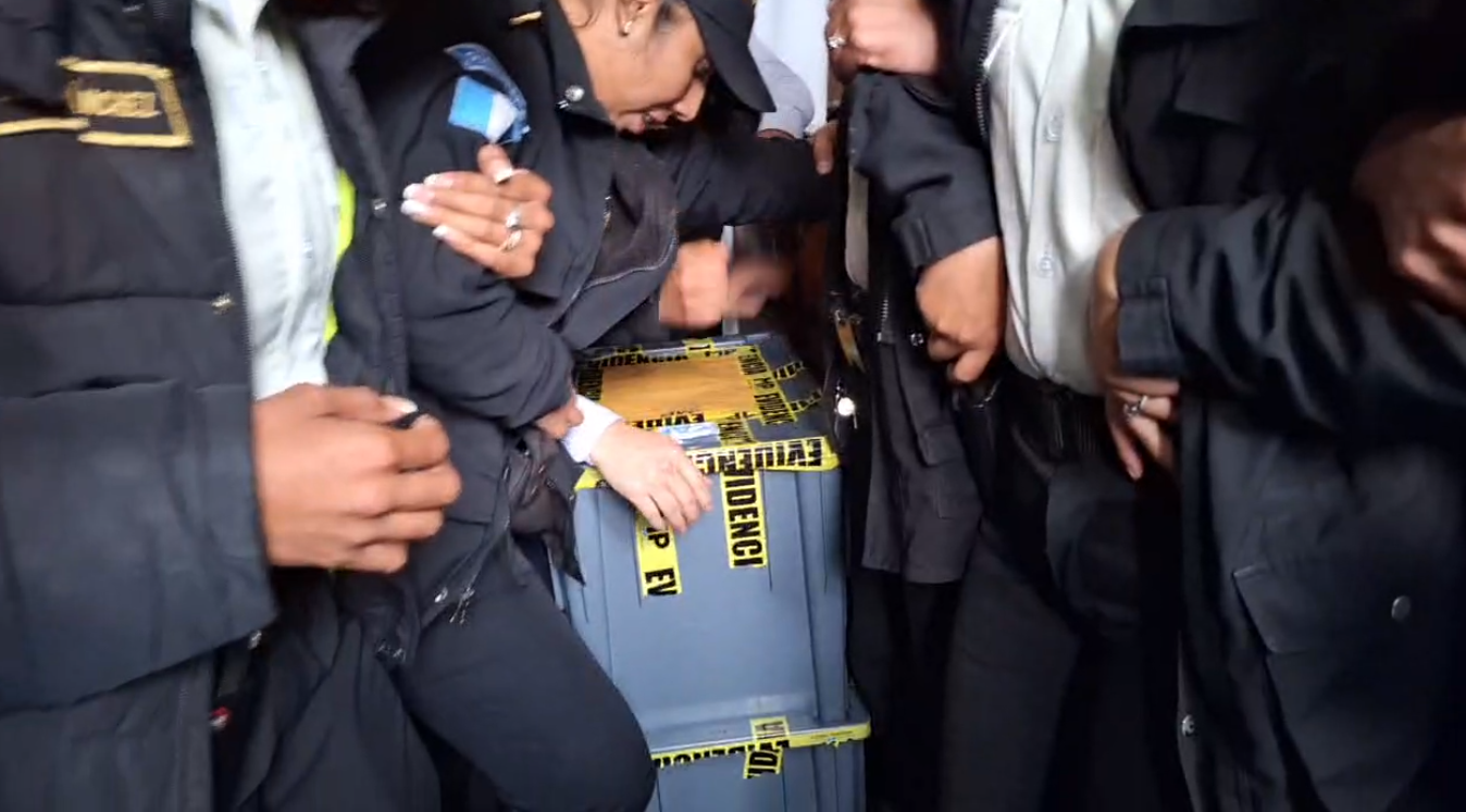 Fotos: Empujones, reclamos y cadena humana de magistrados, así fue la sustracción de actas electorales en el allanamiento en el TSE'