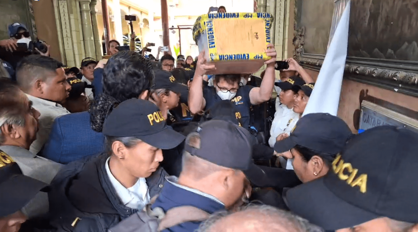 Fotos: Empujones, reclamos y cadena humana de magistrados, así fue la sustracción de actas electorales en el allanamiento en el TSE'