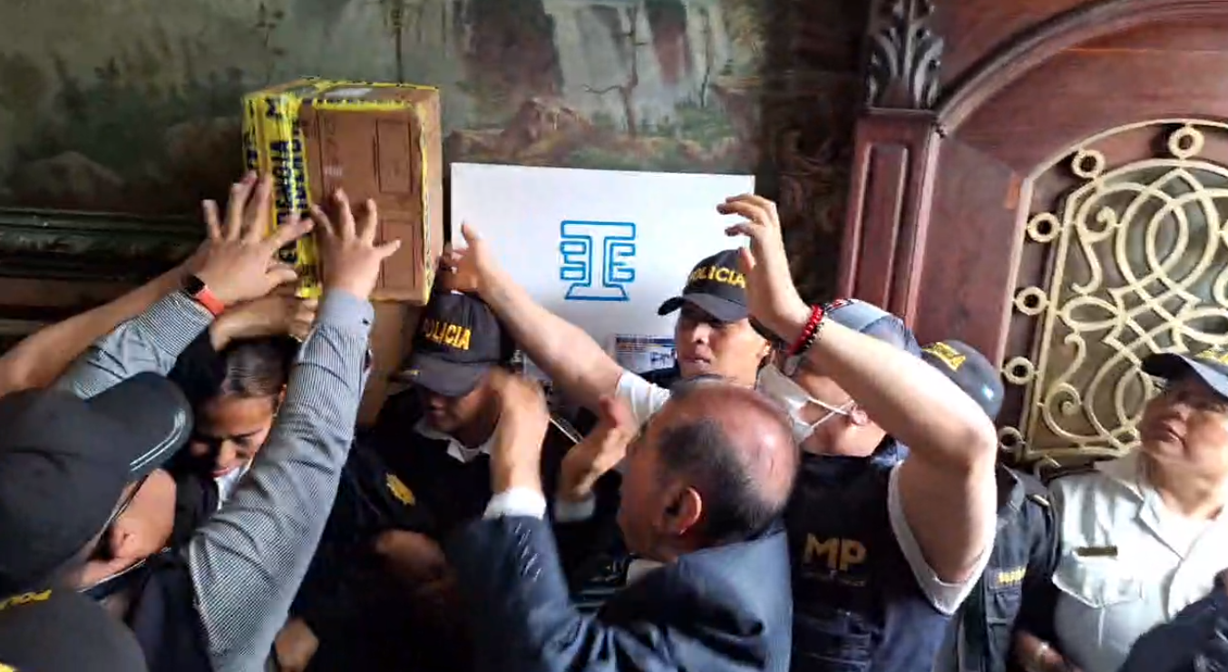 Fotos: Empujones, reclamos y cadena humana de magistrados, así fue la sustracción de actas electorales en el allanamiento en el TSE'