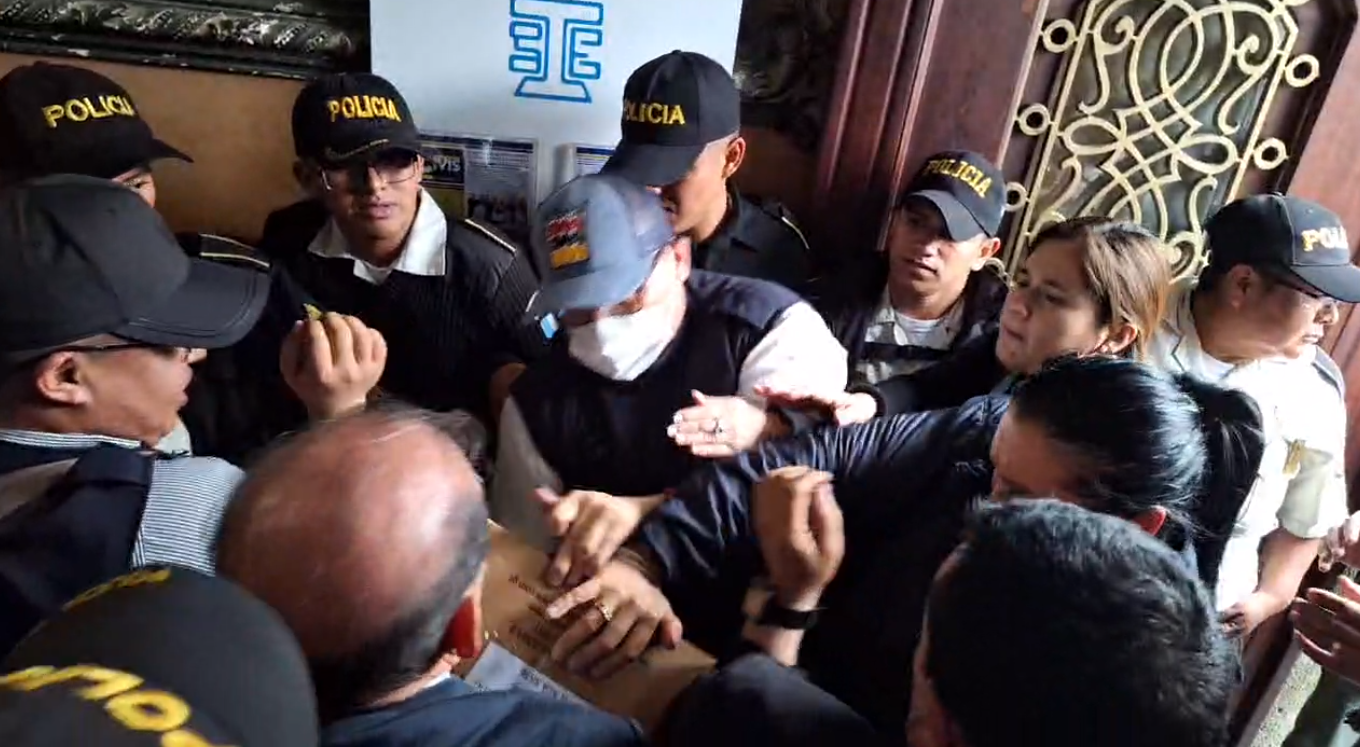 Fotos: Empujones, reclamos y cadena humana de magistrados, así fue la sustracción de actas electorales en el allanamiento en el TSE'