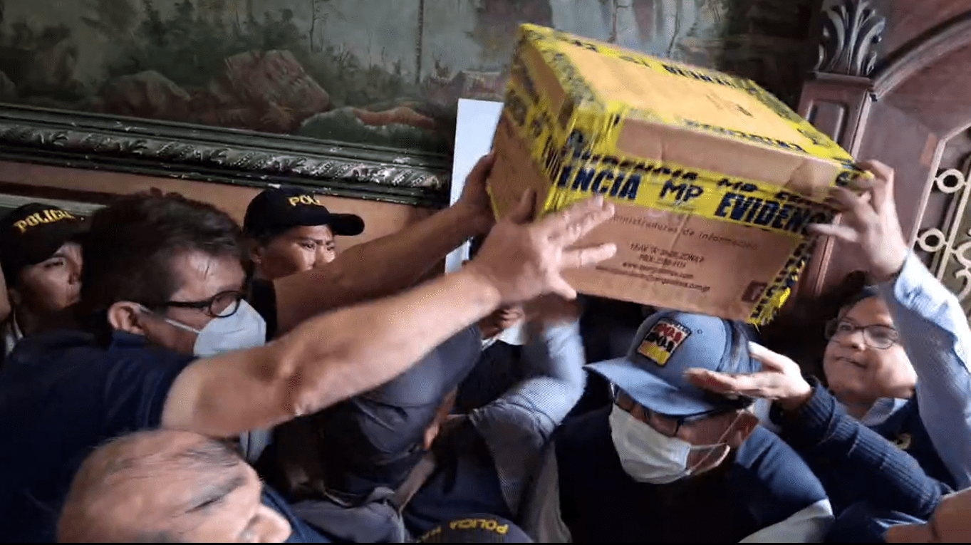 Fotos: Empujones, reclamos y cadena humana de magistrados, así fue la sustracción de actas electorales en el allanamiento en el TSE'