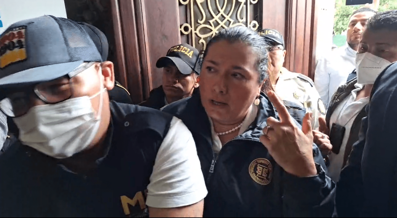 Fotos: Empujones, reclamos y cadena humana de magistrados, así fue la sustracción de actas electorales en el allanamiento en el TSE'