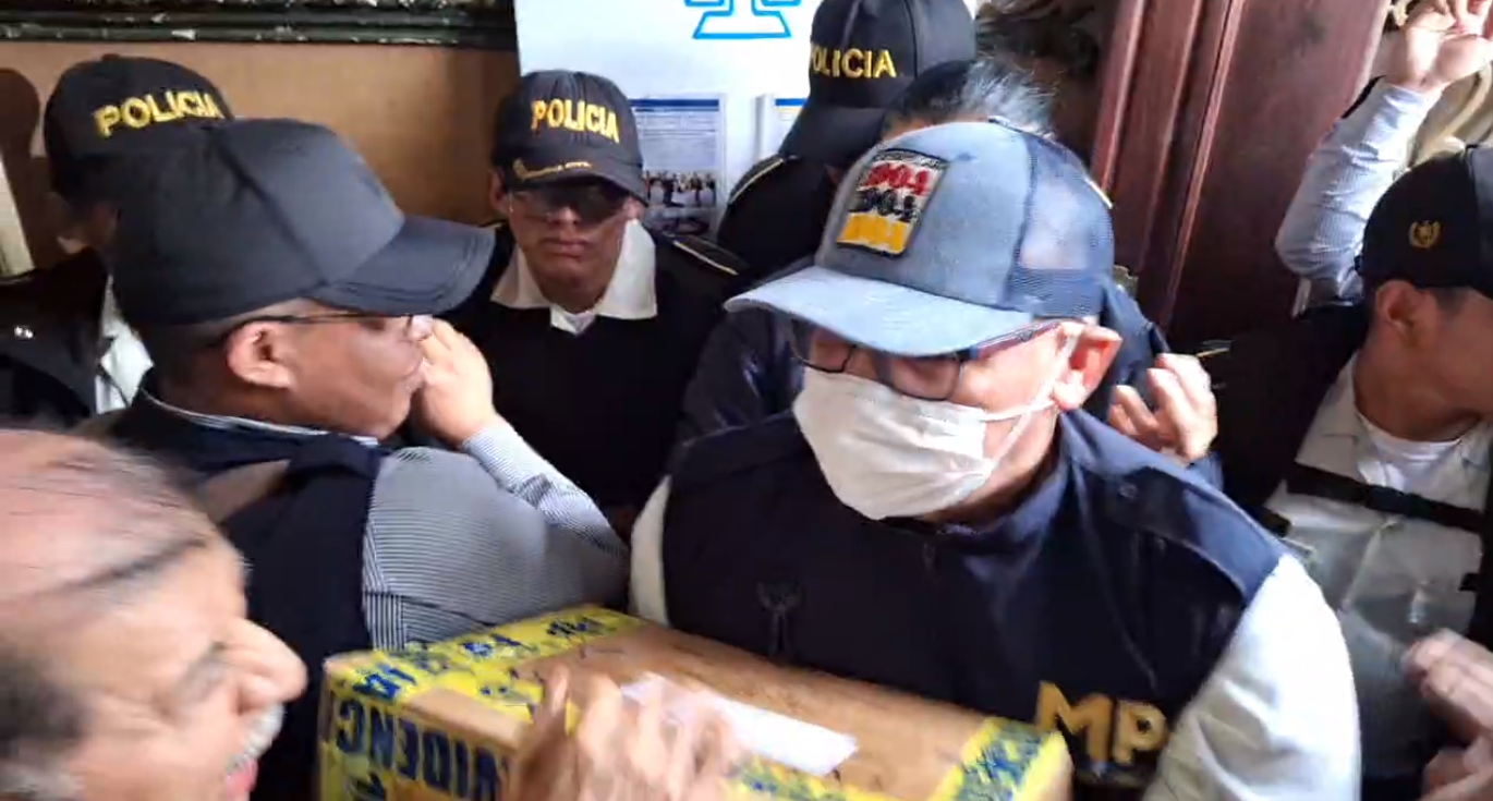 Fotos: Empujones, reclamos y cadena humana de magistrados, así fue la sustracción de actas electorales en el allanamiento en el TSE'