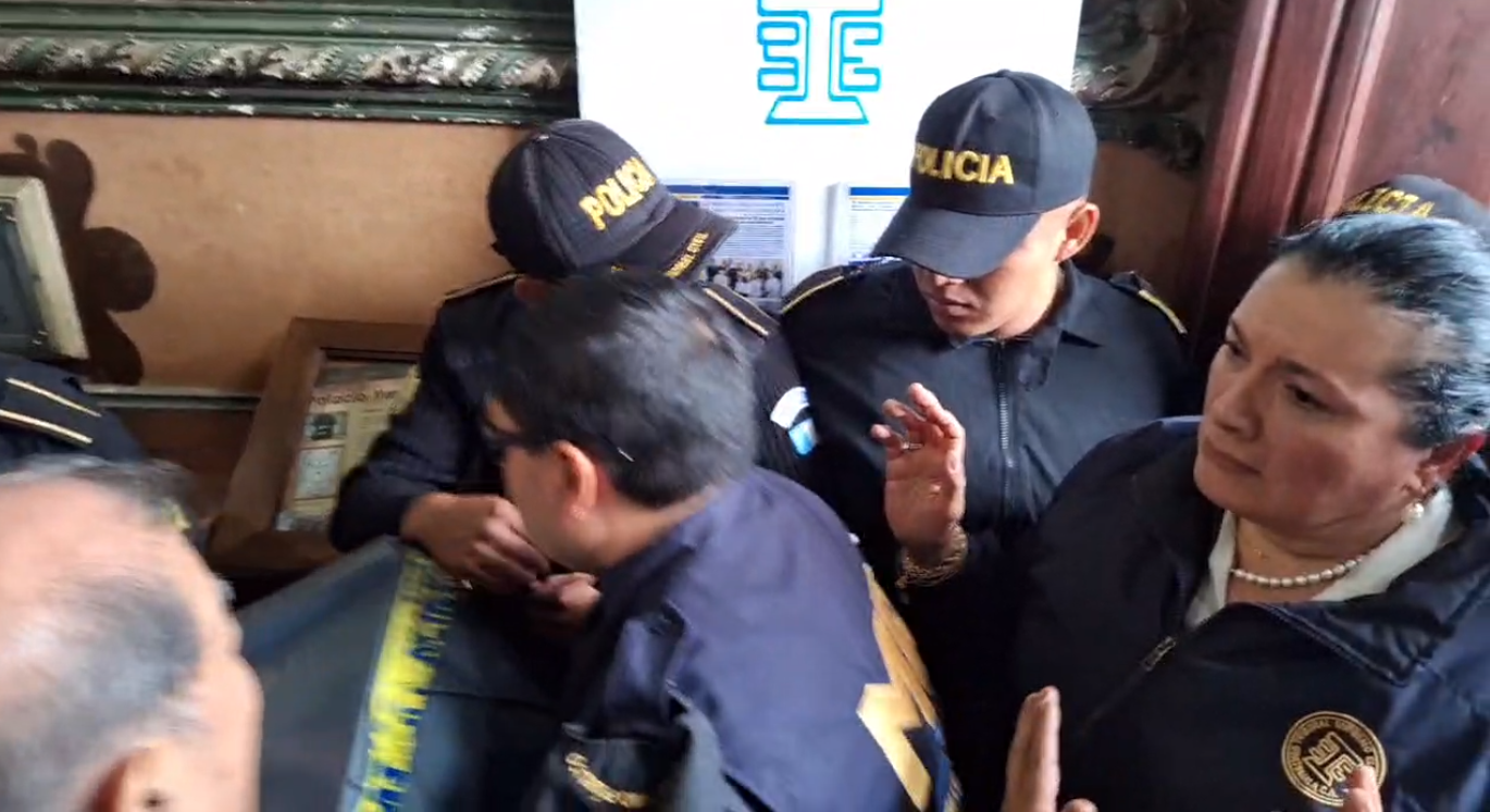 Fotos: Empujones, reclamos y cadena humana de magistrados, así fue la sustracción de actas electorales en el allanamiento en el TSE'
