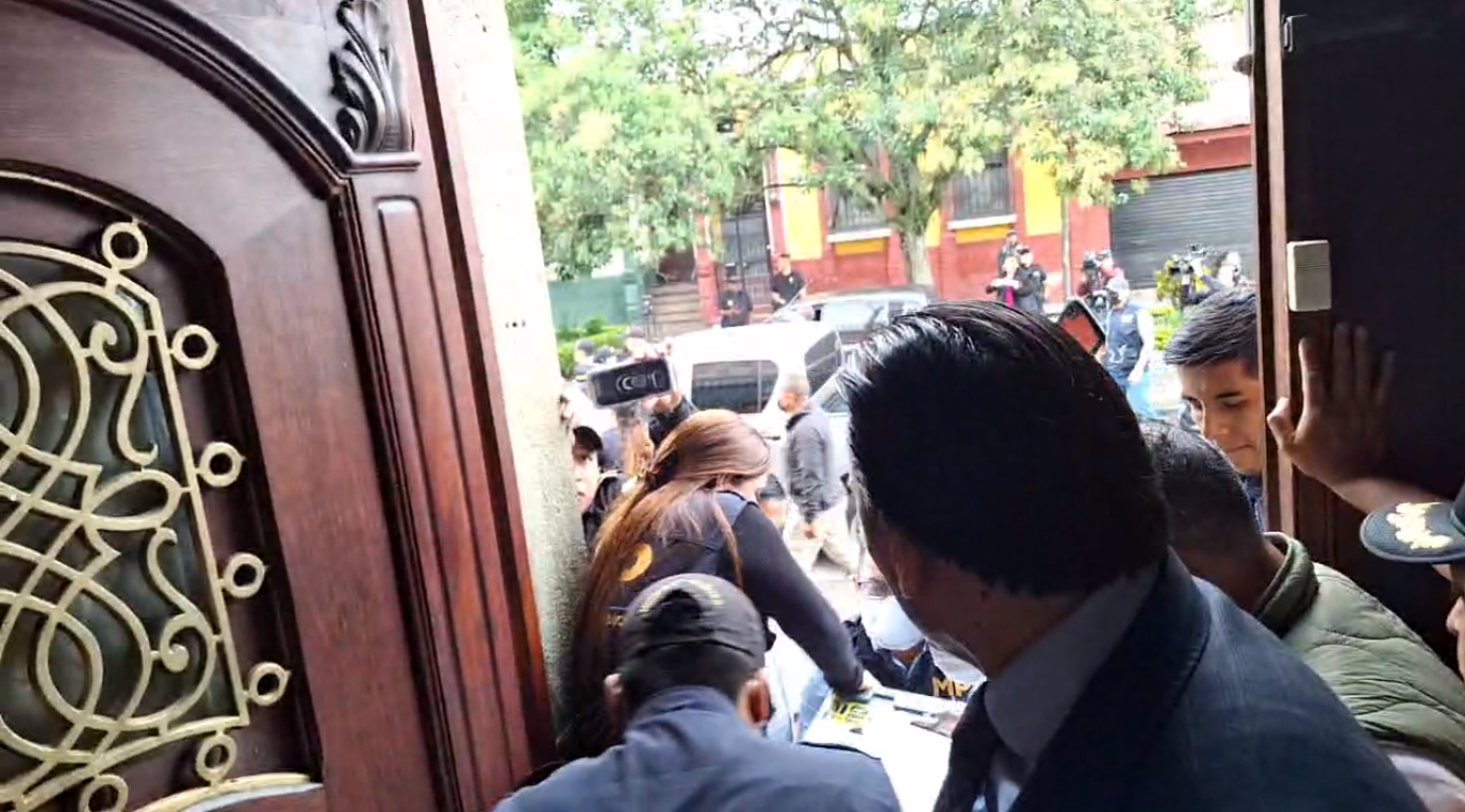 Fotos: Empujones, reclamos y cadena humana de magistrados, así fue la sustracción de actas electorales en el allanamiento en el TSE'
