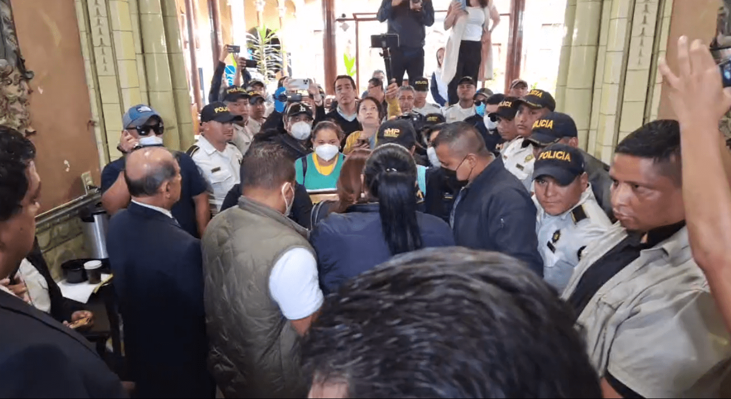 Fotos: Empujones, reclamos y cadena humana de magistrados, así fue la sustracción de actas electorales en el allanamiento en el TSE'