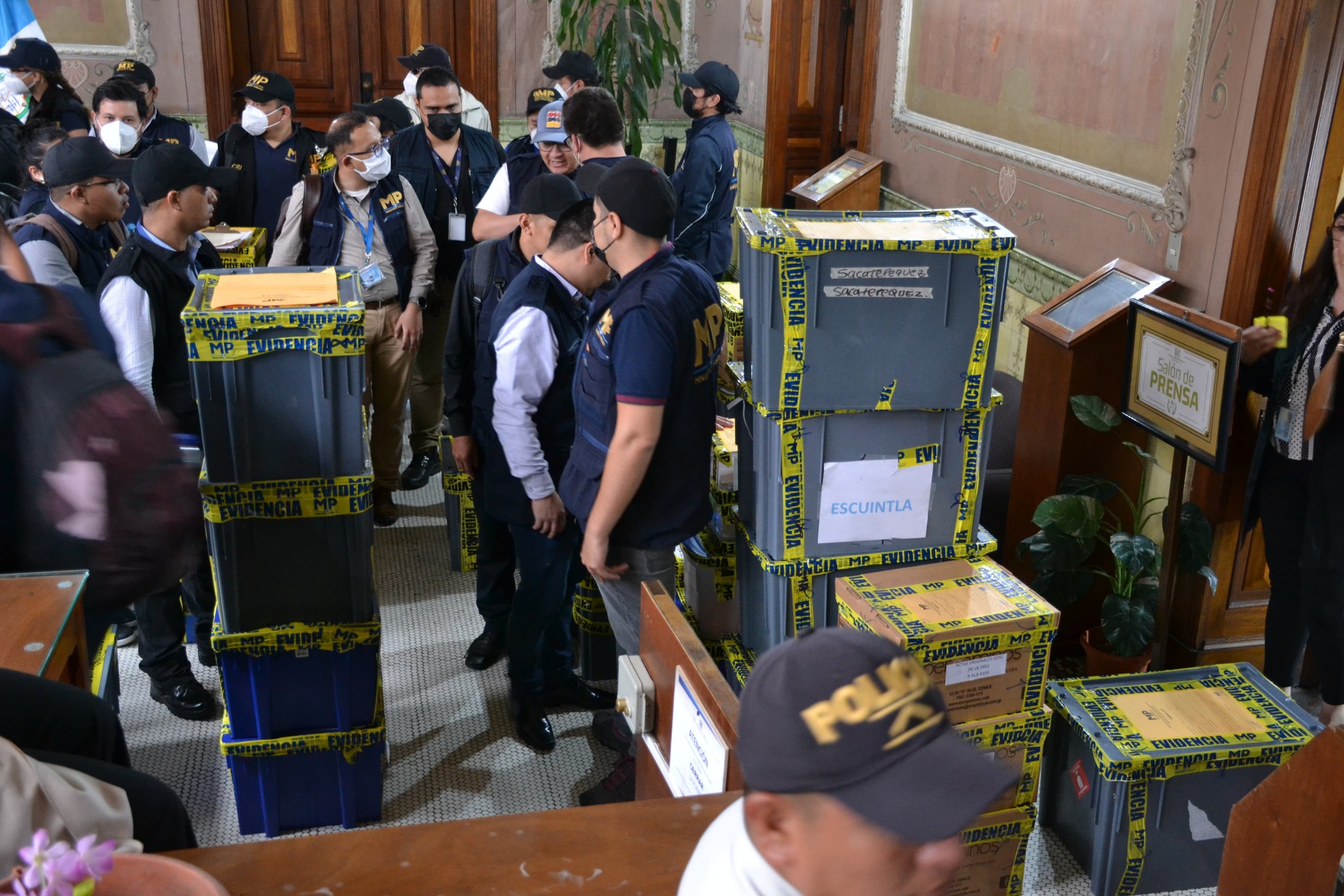 Fotos: Empujones, reclamos y cadena humana de magistrados, así fue la sustracción de actas electorales en el allanamiento en el TSE'