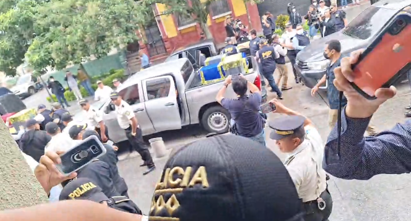 Fotos: Empujones, reclamos y cadena humana de magistrados, así fue la sustracción de actas electorales en el allanamiento en el TSE'