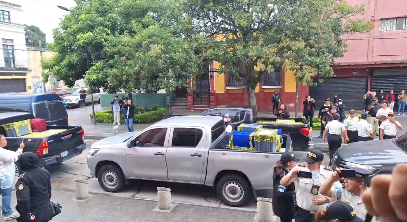 Fotos: Empujones, reclamos y cadena humana de magistrados, así fue la sustracción de actas electorales en el allanamiento en el TSE'
