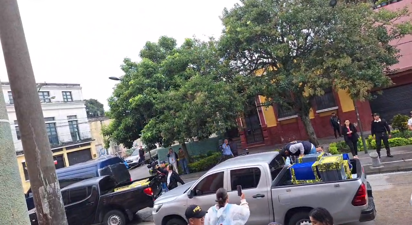 Fotos: Empujones, reclamos y cadena humana de magistrados, así fue la sustracción de actas electorales en el allanamiento en el TSE'