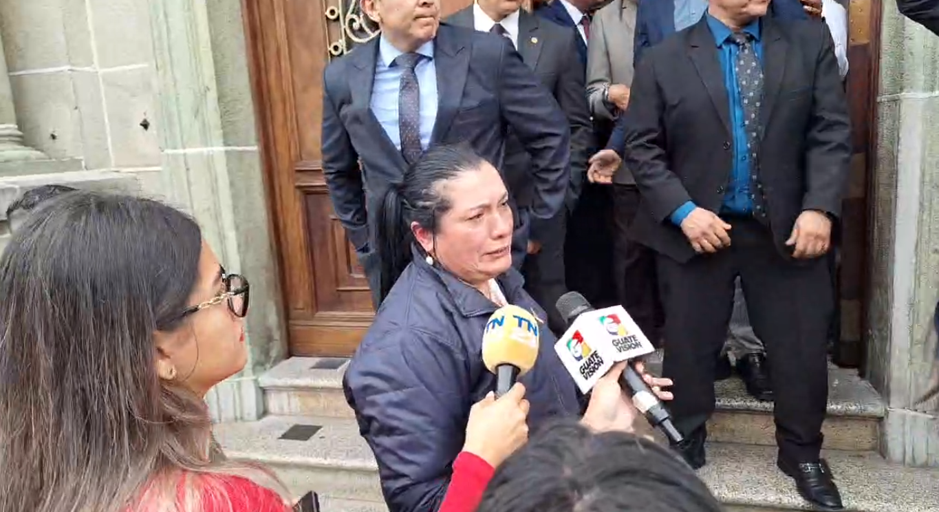 Fotos: Empujones, reclamos y cadena humana de magistrados, así fue la sustracción de actas electorales en el allanamiento en el TSE'