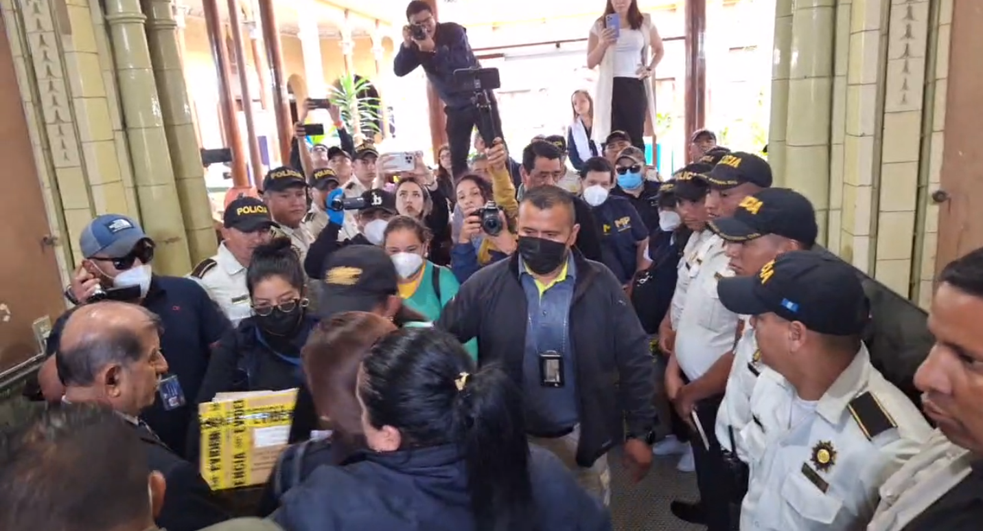 Fotos: Empujones, reclamos y cadena humana de magistrados, así fue la sustracción de actas electorales en el allanamiento en el TSE'