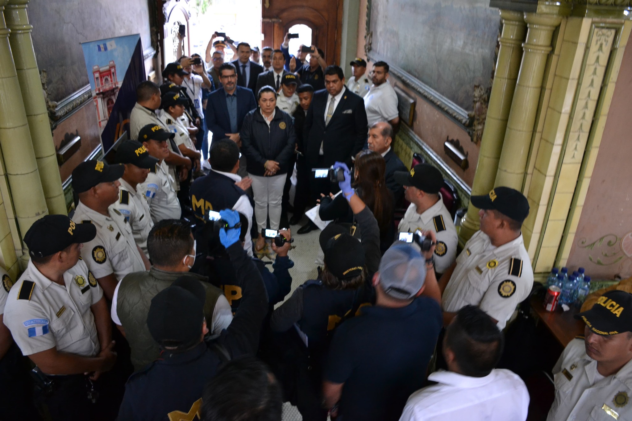 Fotos: Empujones, reclamos y cadena humana de magistrados, así fue la sustracción de actas electorales en el allanamiento en el TSE'