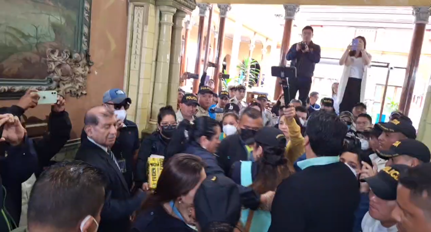 Fotos: Empujones, reclamos y cadena humana de magistrados, así fue la sustracción de actas electorales en el allanamiento en el TSE'
