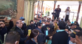 Fotos: Empujones, reclamos y cadena humana de magistrados, así fue la sustracción de actas electorales en el allanamiento en el TSE