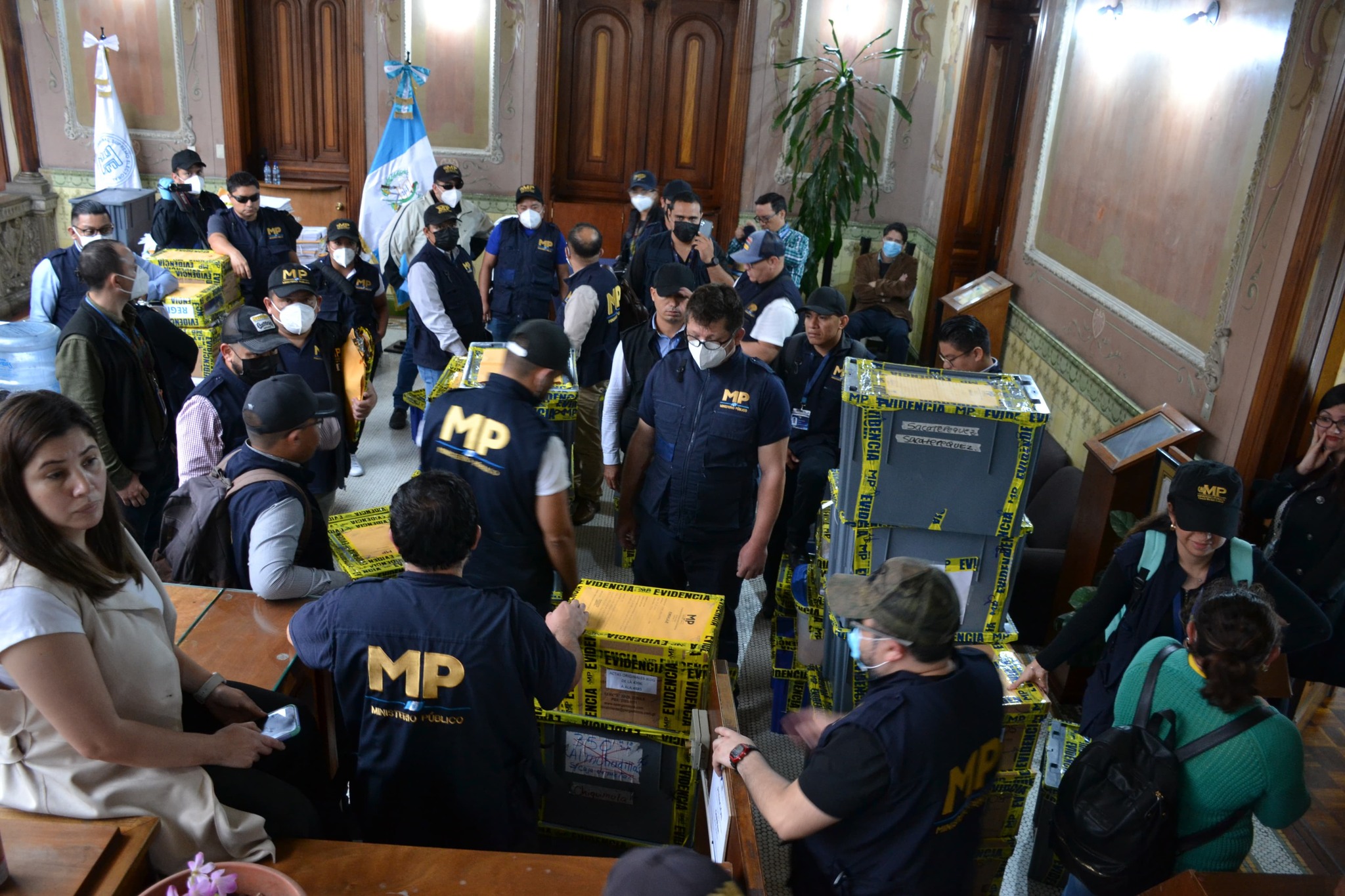 Fotos: Empujones, reclamos y cadena humana de magistrados, así fue la sustracción de actas electorales en el allanamiento en el TSE'