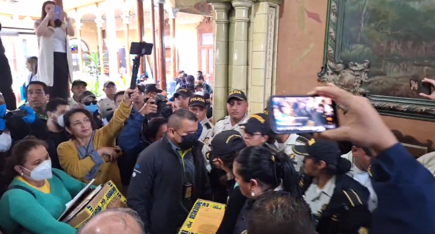 Fotos: Empujones, reclamos y cadena humana de magistrados, así fue la sustracción de actas electorales en el allanamiento en el TSE'