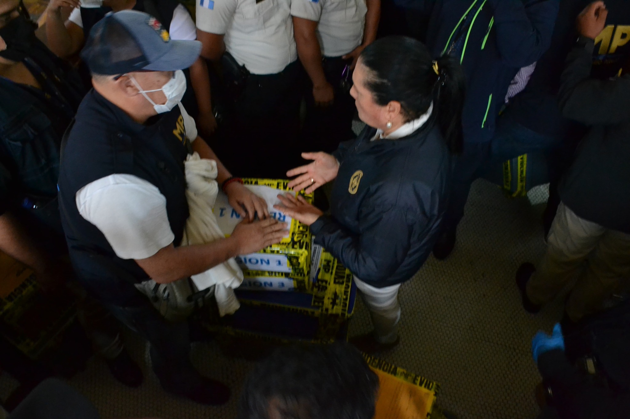 Fotos: Empujones, reclamos y cadena humana de magistrados, así fue la sustracción de actas electorales en el allanamiento en el TSE'