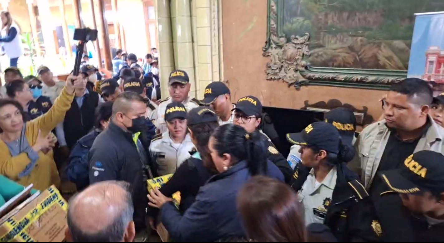 Fotos: Empujones, reclamos y cadena humana de magistrados, así fue la sustracción de actas electorales en el allanamiento en el TSE'