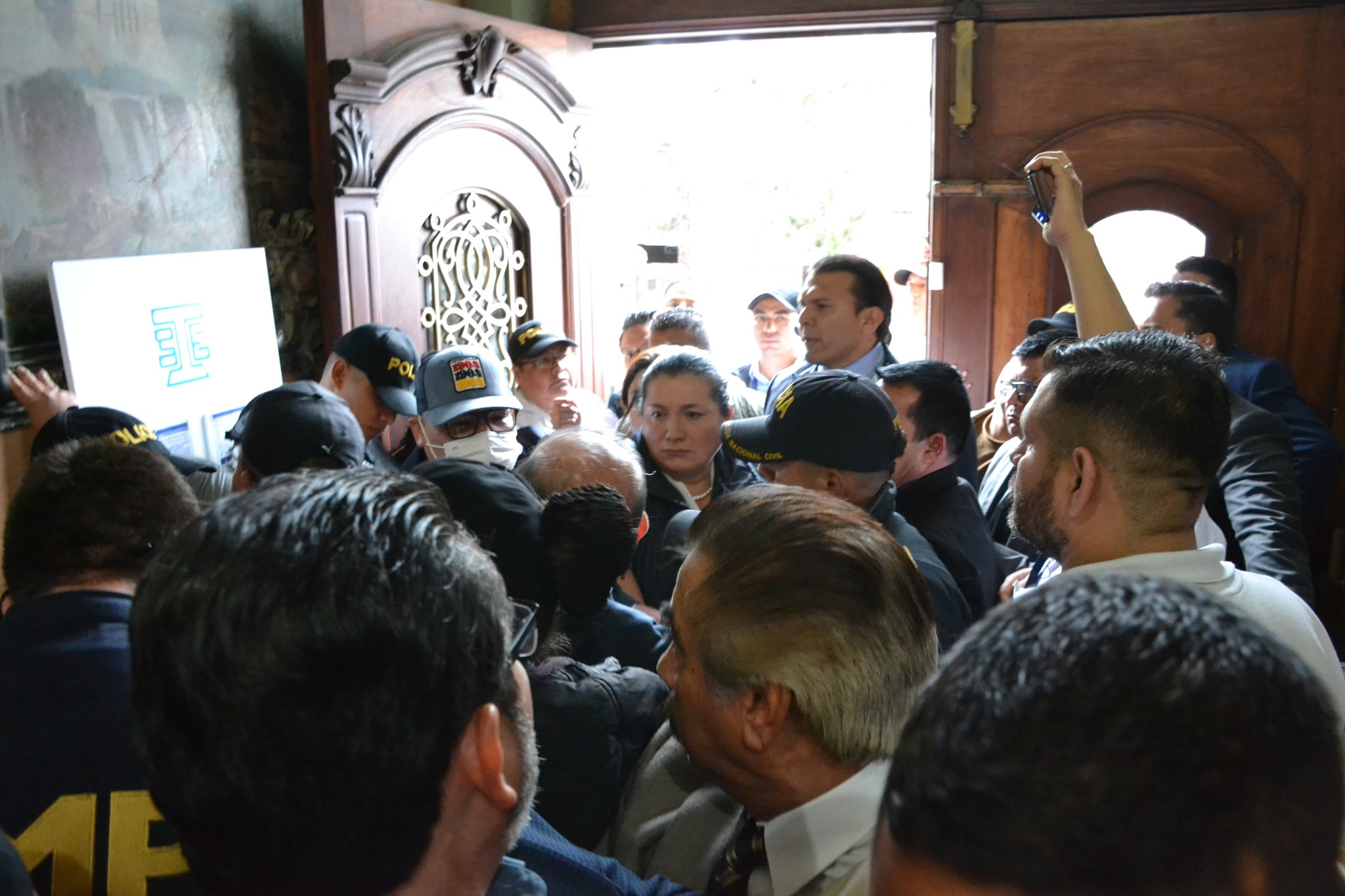 Fotos: Empujones, reclamos y cadena humana de magistrados, así fue la sustracción de actas electorales en el allanamiento en el TSE'