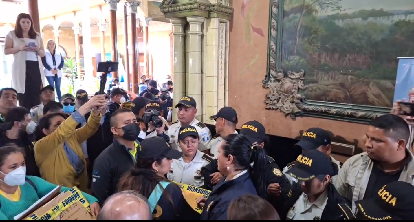 Fotos: Empujones, reclamos y cadena humana de magistrados, así fue la sustracción de actas electorales en el allanamiento en el TSE'