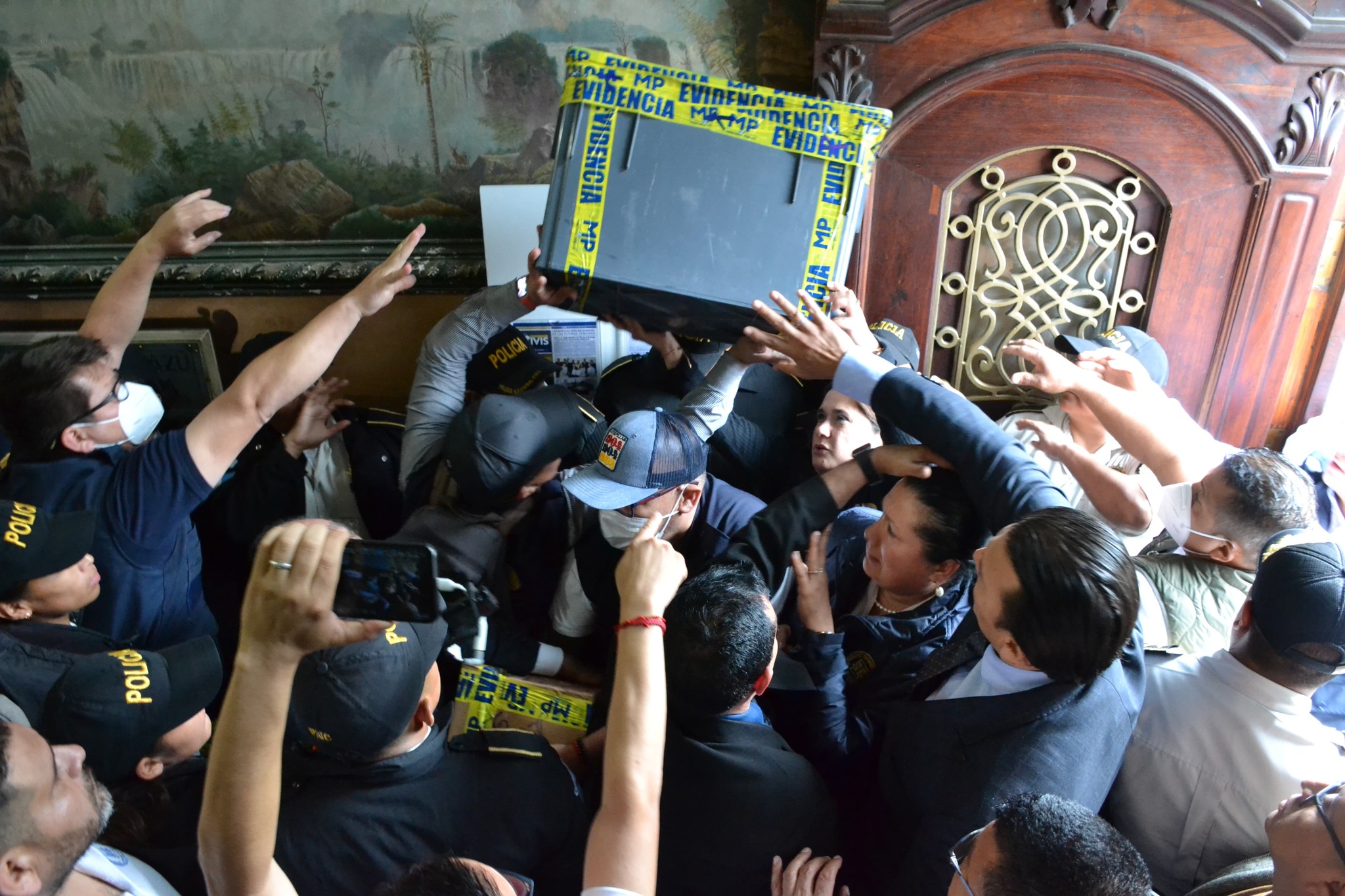 Fotos: Empujones, reclamos y cadena humana de magistrados, así fue la sustracción de actas electorales en el allanamiento en el TSE'