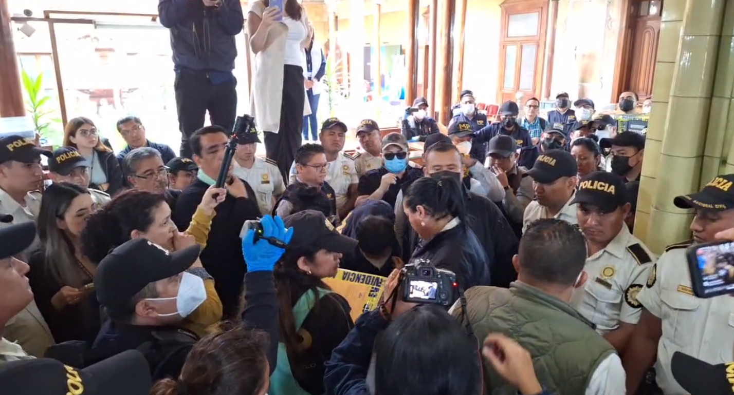 Fotos: Empujones, reclamos y cadena humana de magistrados, así fue la sustracción de actas electorales en el allanamiento en el TSE'